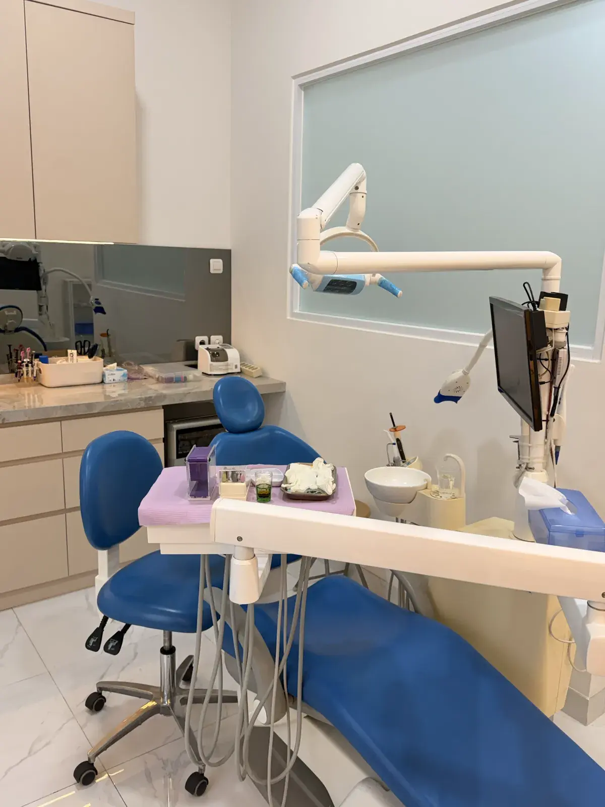 Unit perawatan gigi modern di One Dental Clinic Serang