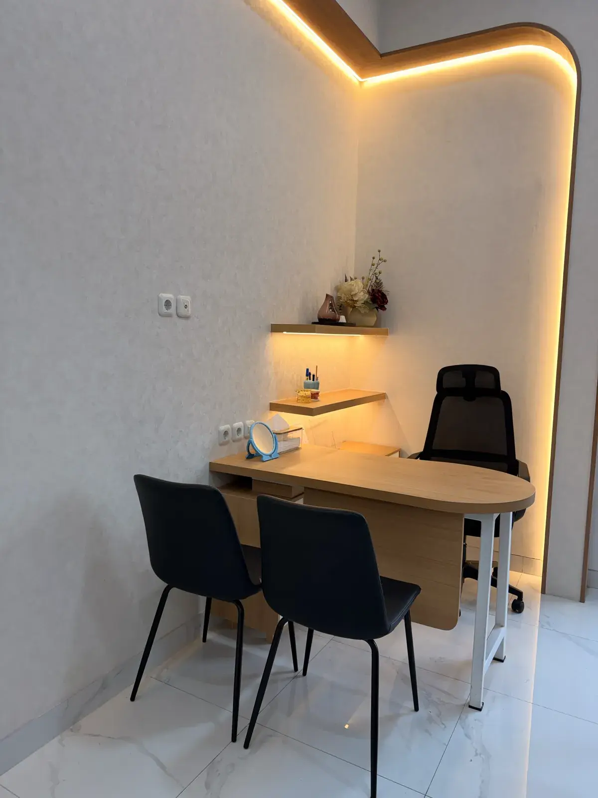Meja konsultasi One Dental Clinic Serang — pemeriksaan awal gigi
