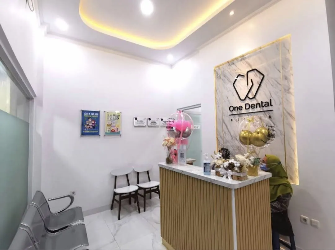 Petugas resepsionis One Dental Clinic Serang siap membantu membuat janji