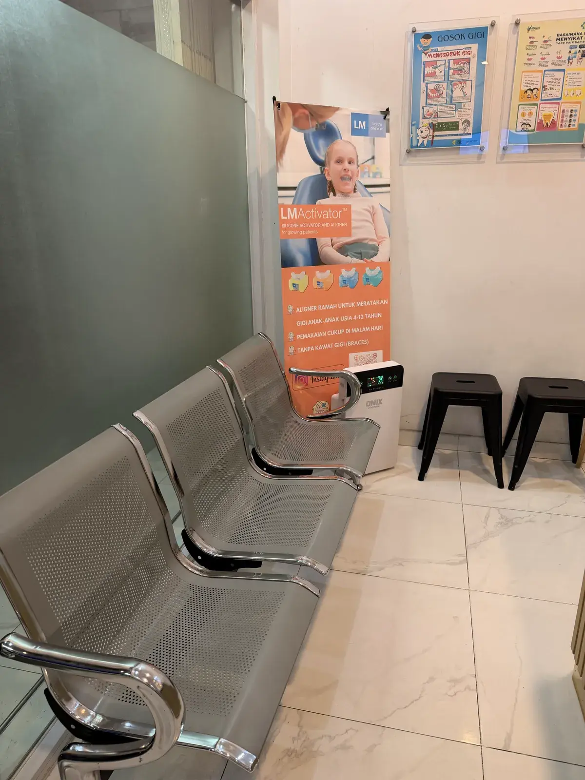 Ruang tunggu lantai bawah One Dental Clinic Serang
