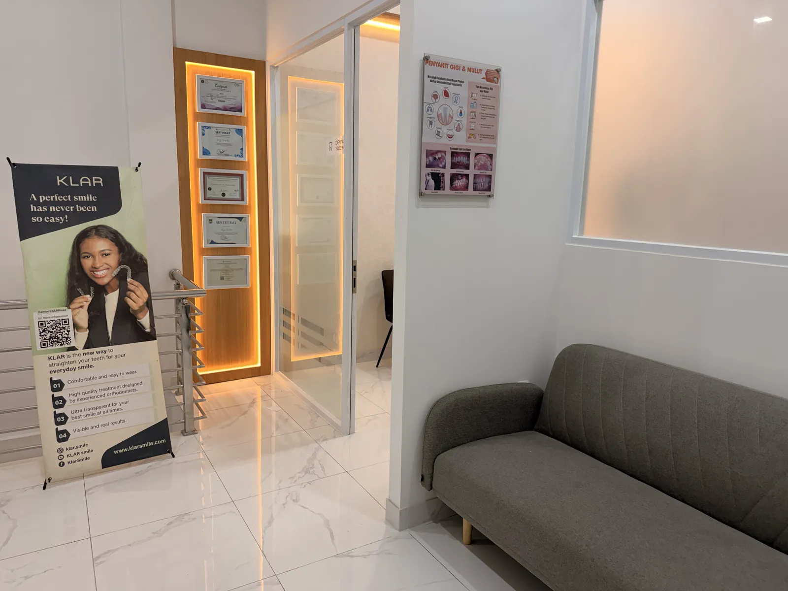 Ruang tunggu One Dental Clinic Serang — ruang pasien klinik gigi